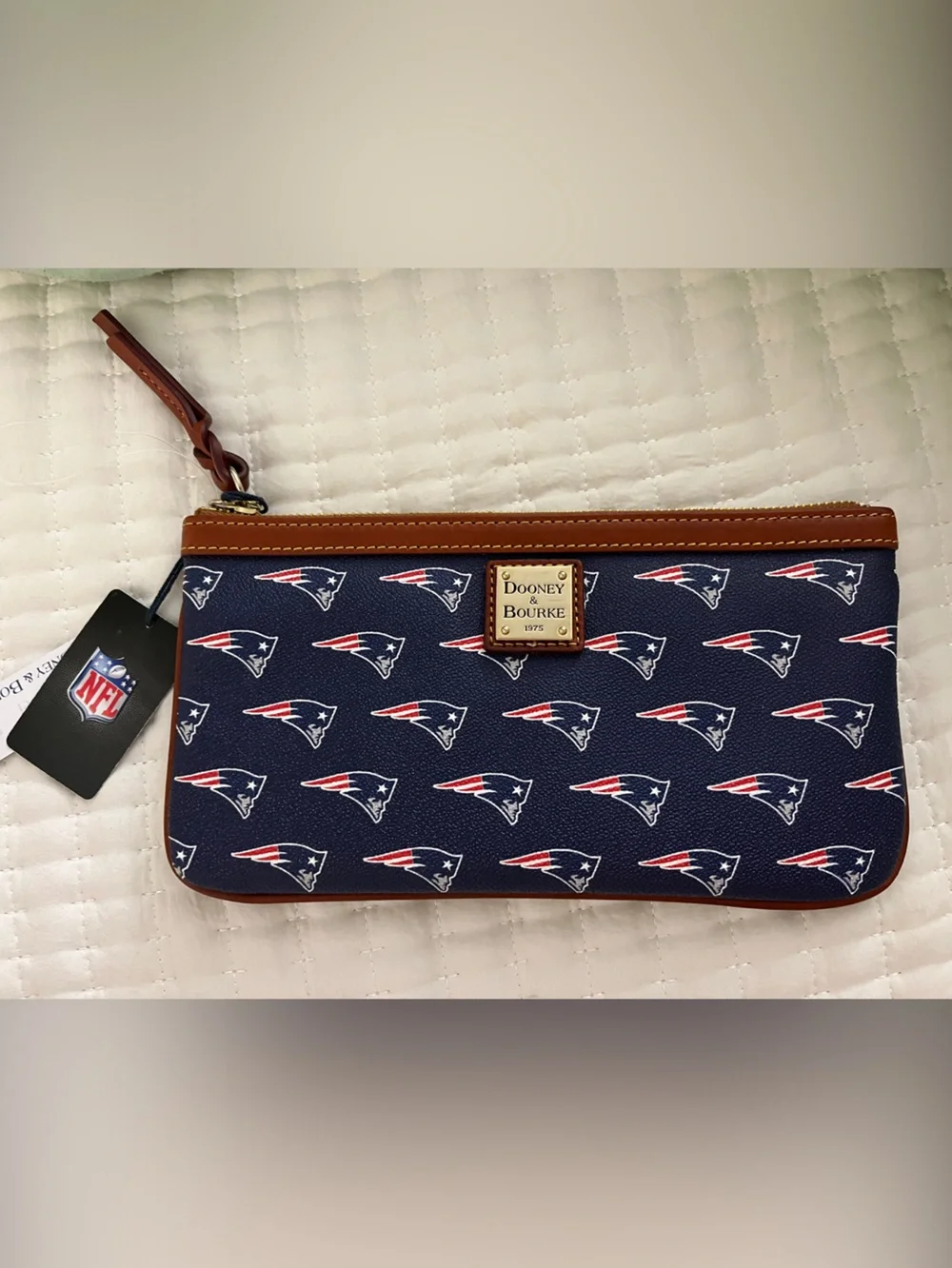 🏈 NWT Dooney & Bourke Navy, Red & White Patriots Zip Wristlet with Brown Trim 🏈
